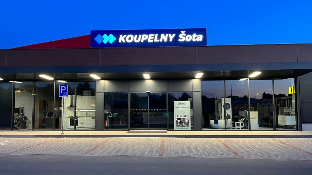 Prosklený showroom v Nepomuku za soumraku